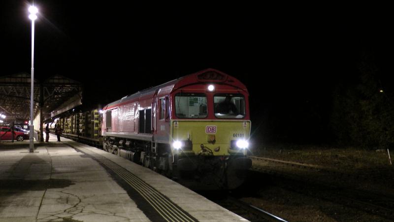 DB Red 66101 on 6X88 Perth:
DB Red 66101 on 6X88 pipes from Hartlepool to Georgemas Junction stands in platform 7 at Perth while a crew change takes place. Photo of DB Red 66101 on 6X88 Perth