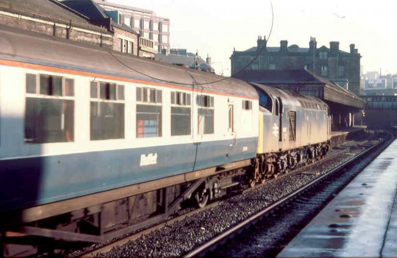 40067 at Haymarket: Taken in 1977 as 40067 arrived at Haymarket with an Aberdeen to Edinburgh train complete with LNER Thomson buffet. Photo of 40067 at Haymarket