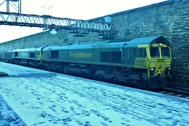 66514 66606 6B31: both sat running beside the wall opposite plat 4 at perth. Photo of 66514 66606 6B31