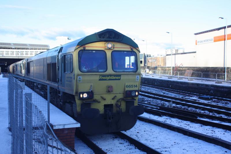 66514 66606 6B31.: stopped at the end of plat 4 at perth waiting for a path south. Photo of 66514 66606 6B31.