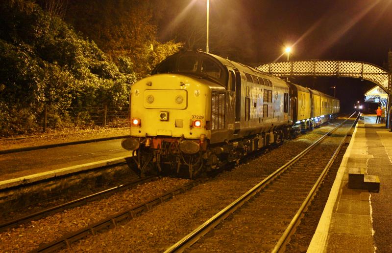 37229 3Q15.: jonty jarvis at dunkeld, was working the ultrasonic test unit to inverness. Photo of 37229 3Q15.