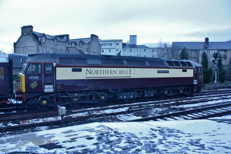 47832: stops at perth on the northern belle from fife to dundee, did see the driver walking back to platform 2, it was 15 minutes late by the time it left, 47501 is on the rear Photo of 47832