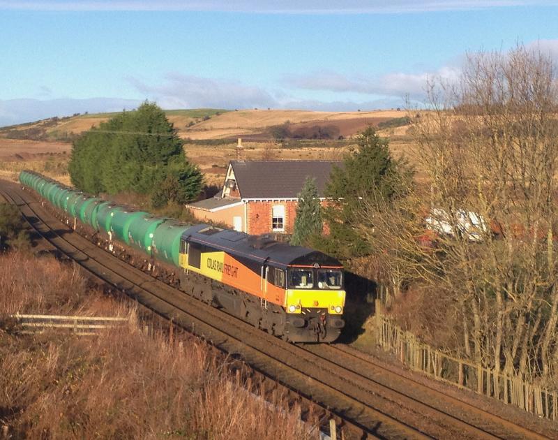66850 6L82 281112 St Fort:
Colas Rail Freight 66850 approaches Linkswood on 28th November 2012 with 6L82 fuel oil from Grangemouth Photo of 66850 6L82 281112 St Fort