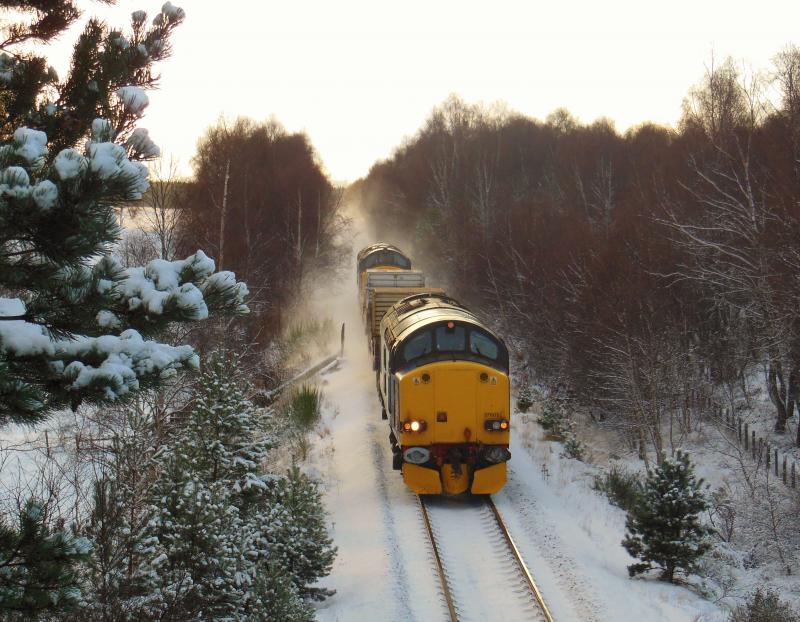 37602 37609 6S99 Carlisle Kingmoor to Georgemas Junction 05/12/12:
The 37's pass Dalraddy whipping up the snow after being looped at Kincraig for 1H05 Photo of 37602 37609 6S99 Carlisle Kingmoor to Georgemas Junction 05/12/12