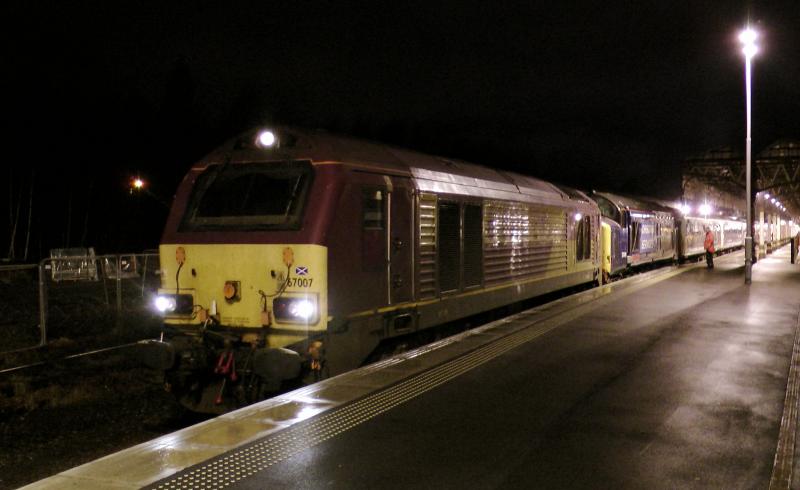 67007 37419 1M16 Perth 21/12/12: Photo of 67007 37419 1M16 Perth 21/12/12