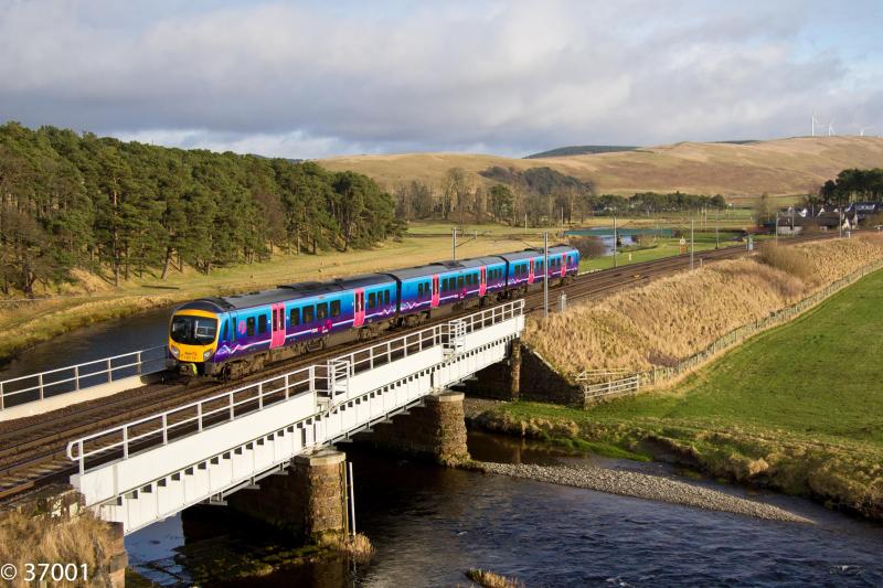 Photo of 185131 heads to Manchester Airport at Crawford Viaduct