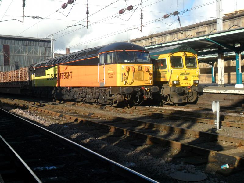 56087 at Carlisle alongside 66598 17/11/12: 56087 on the 6J37 awaits at the signal at Carlisle after arriving at the same time as 66598 which also awaits the signal Photo of 56087 at Carlisle alongside 66598 17/11/12