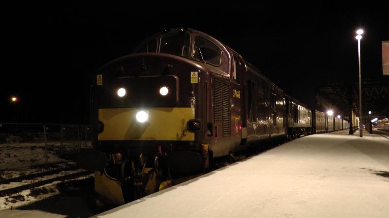 37685 66430 4D47 Perth 23/01/13:
After 66430 failed at Pitlochry the snow standby loco 37685 was used to drag the train throughout to Mossend! Photo of 37685 66430 4D47 Perth 23/01/13