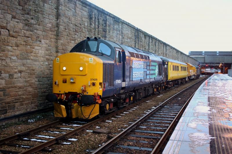 IMG_8277.JPG: 37425 on 6Z42 slateford-inverness snow train at perth, 26.01.13. Photo of IMG_8277.JPG