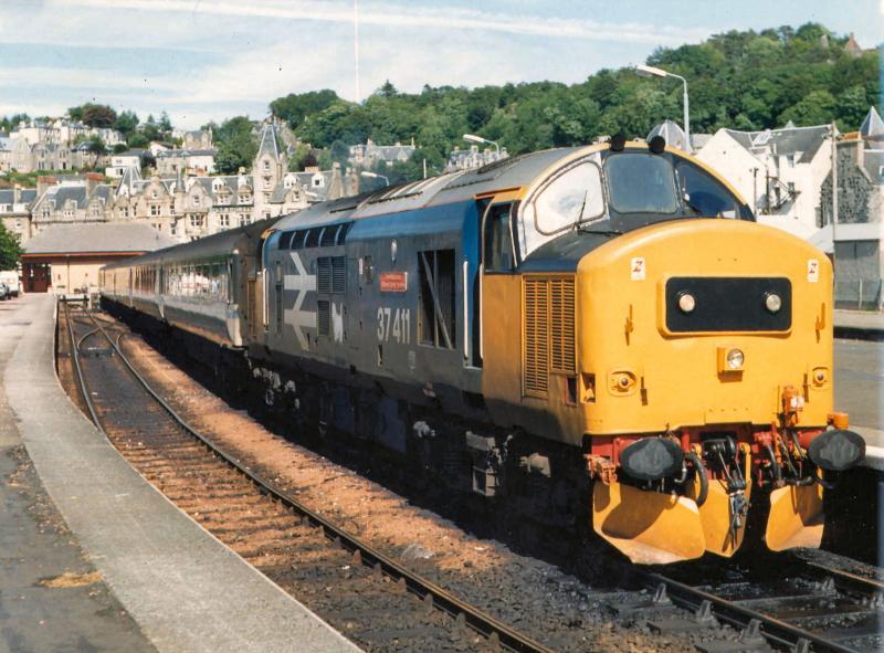 37411 in Better Days.: 37411 at Oban with a ScotRail push-pull set, not long after being Named 'The Institution of Railway Signal Engineers'. Photo of 37411 in Better Days.