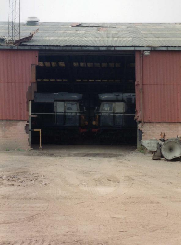 D5300 & D5301: The 26's in the shed at MC Metals await their fate. Photo of D5300 & D5301