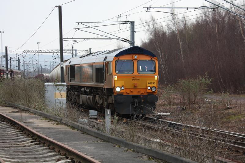 MILLERHILL66 009.jpg: 66733 powering north through Millerhill on 12th February on it's way to Fort William. Photo of MILLERHILL66 009.jpg