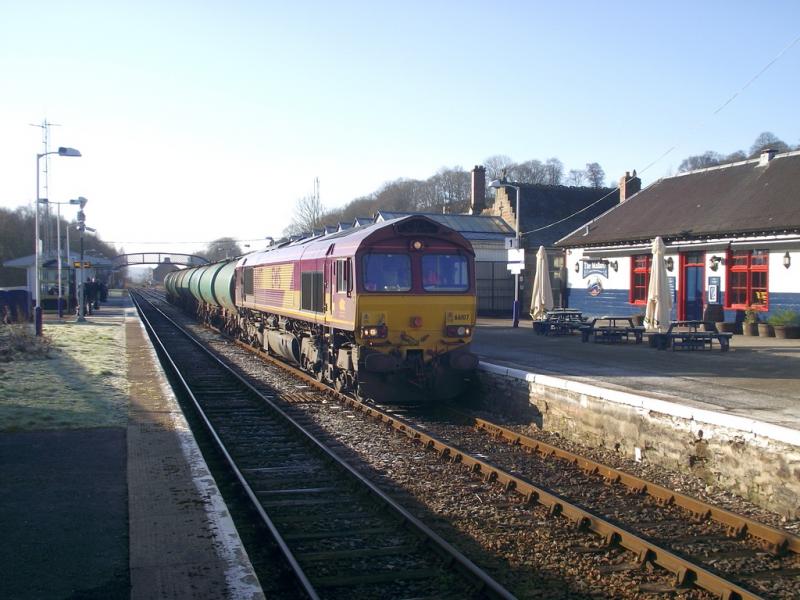 66107 at Dingwall: 66107 arrives at Dingwall with 6H03, the 09:16 Inverness - Lairg fuel tanks. Photo of 66107 at Dingwall