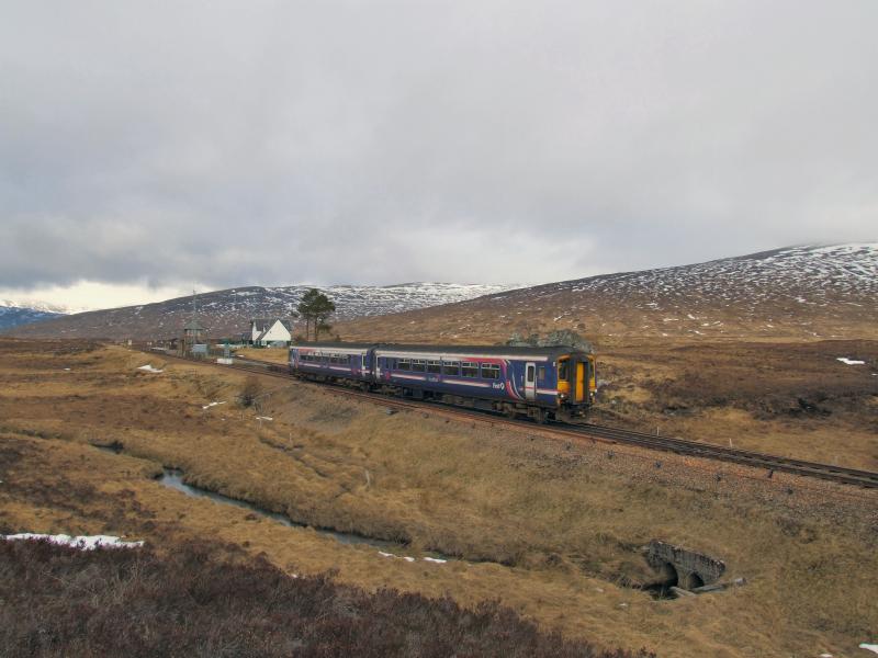 Photo of 156450 arrives at Corrour with the Queen Street - Fort William train.