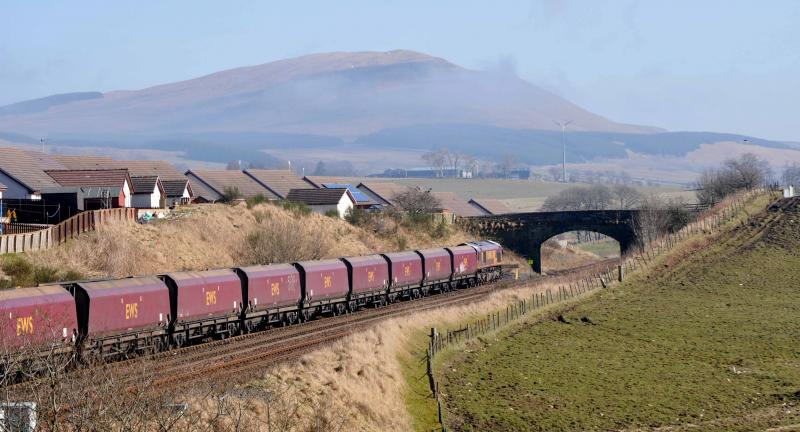 66177 In New Cumnock Head Shunt: 66177 New Cumnock Head Shunt Before propelling into Loading bay Photo of 66177 In New Cumnock Head Shunt