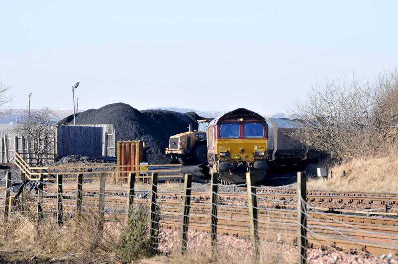 66177 in Crowbandsgate Loading Area: 66177 being loaded in Crowbandsgate Photo of 66177 in Crowbandsgate Loading Area