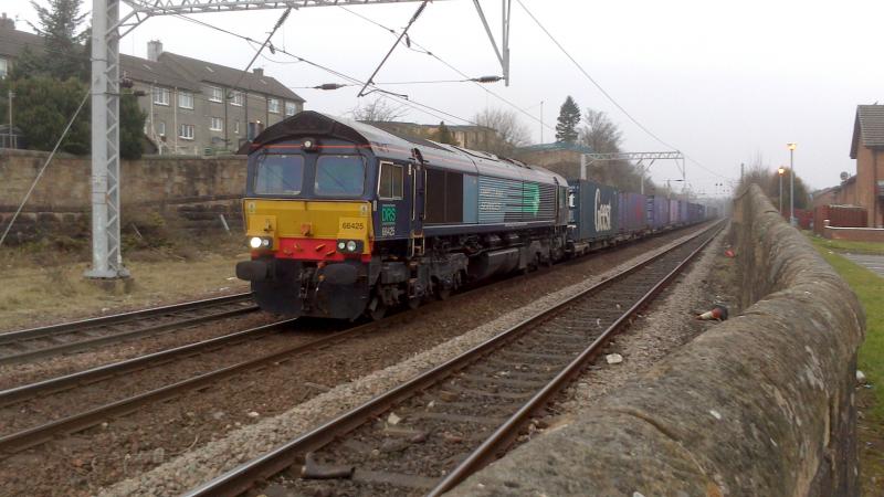 66425 approaches Coatbridge Central: 66425 on 4M82 Coatbridge-Daventry service approaching Coatbridge Central. (06.03.13) Photo of 66425 approaches Coatbridge Central
