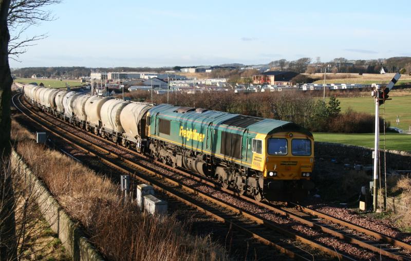 Freightliner 66624: Freightliner 66624 heading North towards Arbroath with 6A65 Oxwellmains - Aberdeen Photo of Freightliner 66624