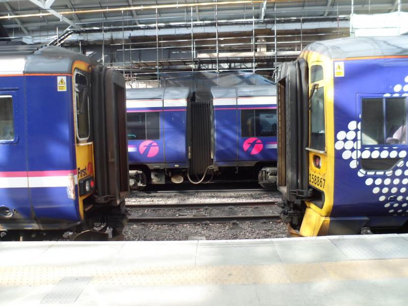 Face off between a 156 and a 158 : Photo of Face off between a 156 and a 158