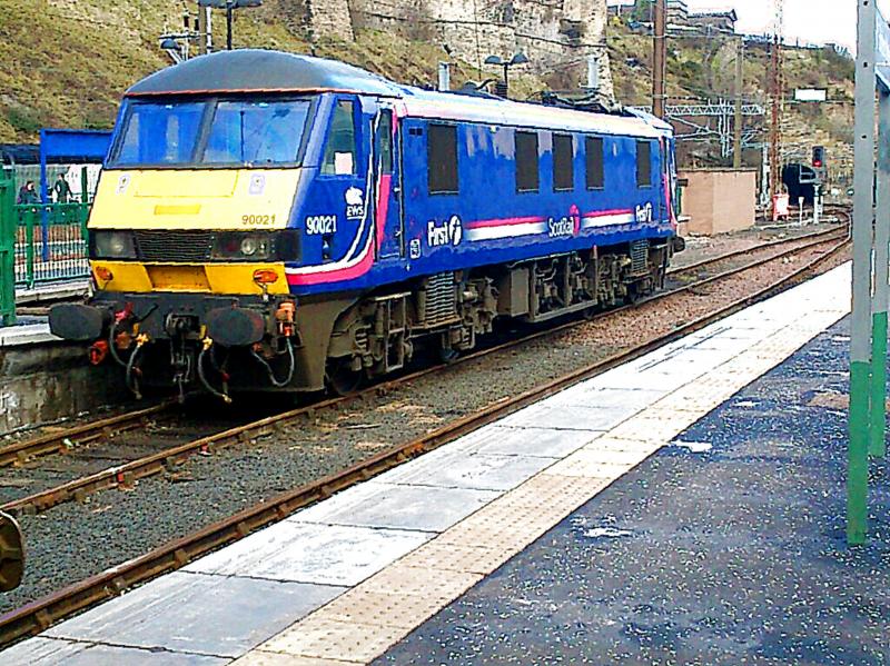 Photo of 90021 at Edinburgh Waverley