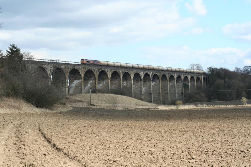 Alcans on E&G: 66735 6s45 Diverted Alcans cross Linlithgow Viaduct on it's way to Fort William Photo of Alcans on E&G