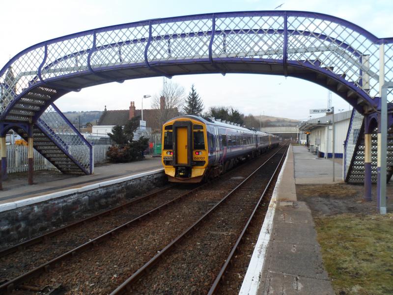 17:54 Combined Service To Wick And Kyle of Lochalsh splits at Dingwall.: Photo of 17:54 Combined Service To Wick And Kyle of Lochalsh splits at Dingwall.