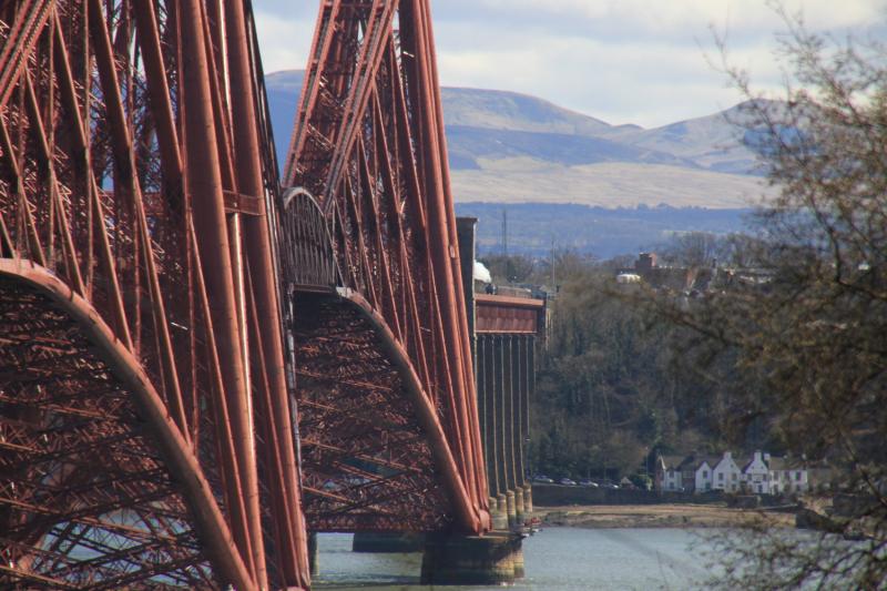 60009 dwarfed by The Bridge: 60009 on 1Z30 Dalmeny to Inverkeithing Photo of 60009 dwarfed by The Bridge