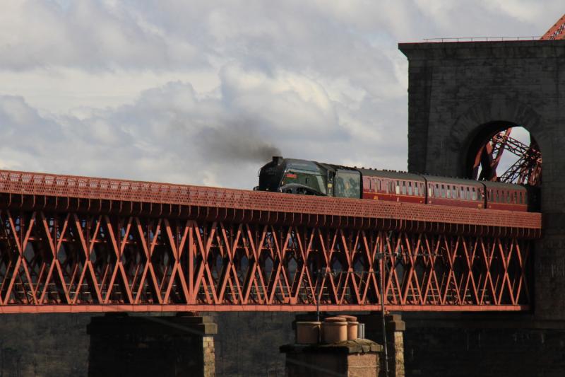 60009 on The Bridge: 60009 on 1Z30 Dalmeny to Inverkeithing Photo of 60009 on The Bridge