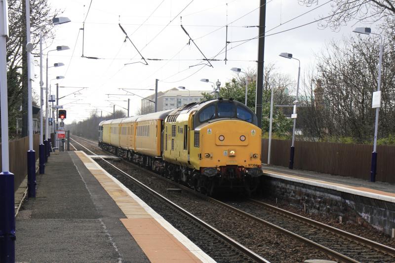 1Q13 front: 97304 leading 31106 on 1Q13 08.11 Derby RTC to Millerhill passing through Kingsknowe on 22/04/2013 Photo of 1Q13 front