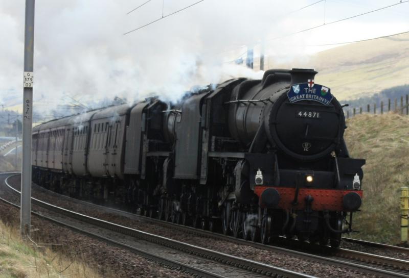 Black fives at work: 45407,44871 Hard at work north of Abington on the GBV1 Photo of Black fives at work