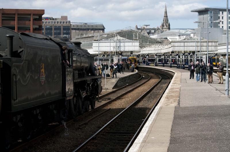 45407 GB6 ABDN 24.4.13: A GOOD CROWD FOR 45407 ARRIVING IN ABERDEEN Photo of 45407 GB6 ABDN 24.4.13