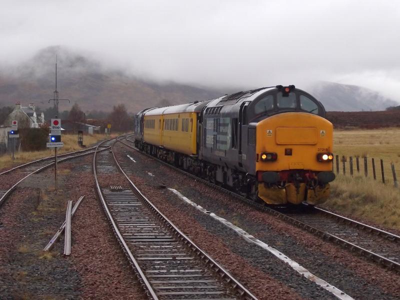 37218 at Strathcarron: 24th April 2013.
37218 approaches Strathcarron with 1Q23, the 04:40 Inverness - Kyle - Inverness track inspection train.
37605 is on the rear. Photo of 37218 at Strathcarron