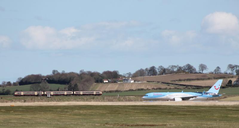 SPT 170 EDI: SPT 170 meets Thomson Boeing 757 Photo of SPT 170 EDI