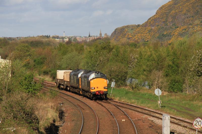 6S43: 37612 + 37608 on 6S43 06.42 Carlisle to Torness Power Stn at Niddrie West Jct on 09/05/2013 Photo of 6S43