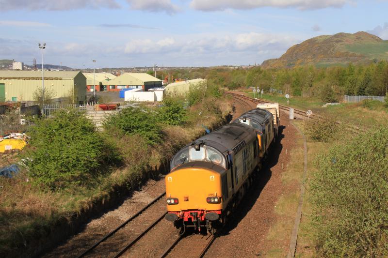 6S43: 37612 + 37608 on 6S43 06.42 Carlisle to Torness Power Stn at Niddrie West Jct on 09/05/2013 Photo of 6S43