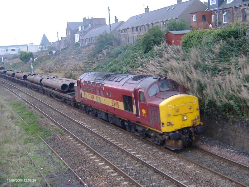 trains &boats 048.jpg: 37 406 Passing Arbroath with the 6A 30 Mossend-Aberdeen Photo of trains &boats 048.jpg