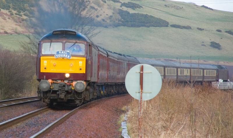 47826: 47826 heads the southbound Esk Valley Scotsman at Forgandenny Photo of 47826