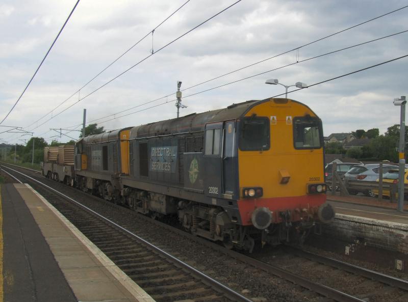 Photo of 20302/304 pass Carluke with 6M22 Hunterston - Carlisle Flasks