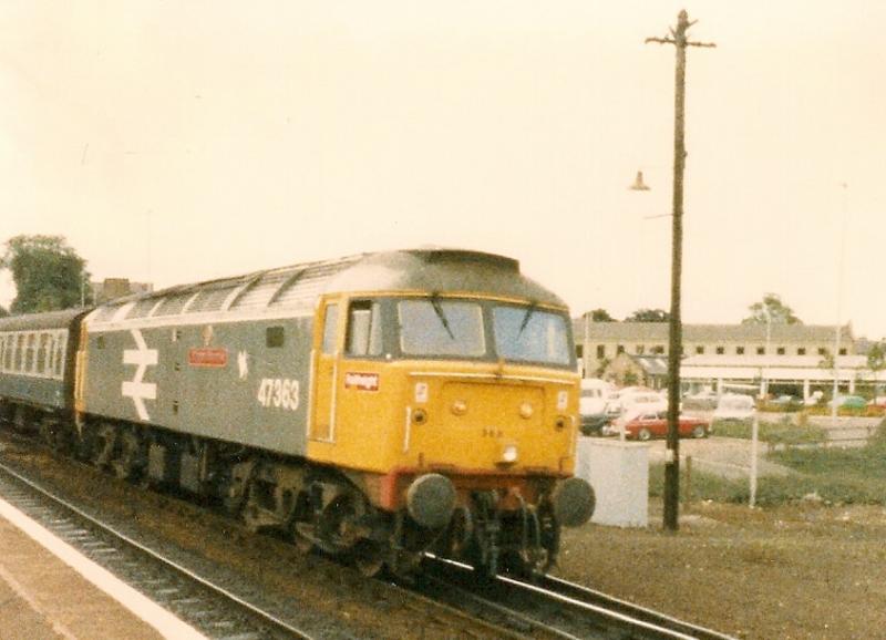 47363: 47363 Billingham Enterprise pulls into Kirkcaldy on August 26th 1986 with the 16.31 Kirkcaldy-Edinburgh during a time when loco hauled trains replaced DMU's on these terminating services.Taken with my Kodak Disc camera so not great quality. Photo of 47363