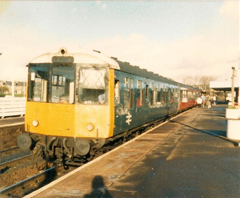 Strange DMU combo.: M53491 SC59542 and SC51249 stand at Kirkcaldy with the 10.30 Dundee-Edinburgh on 15th November 1986.Taken with my Kodak Disc camera so not great quality. Photo of Strange DMU combo.