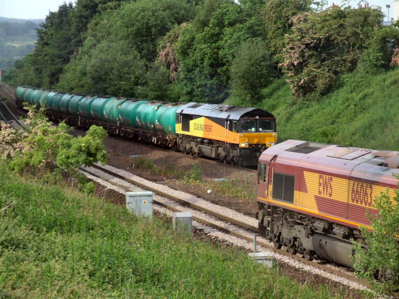 66063 on 4J04 bowls me for the sunny 66850 shot!: 66063 on 4J04 bowls me for the sunny 66850 shot! Photo of 66063 on 4J04 bowls me for the sunny 66850 shot!