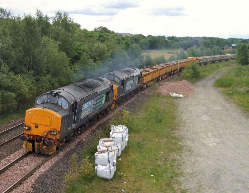 Photo of 37423 & 409 pass Greenhill Lower with 6K40 for Inverness.