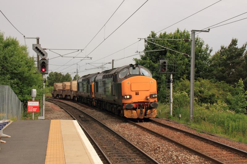 6S43: 37423 + 37409 on 6S43 06.42 Carlisle to Torness Power Stn approaching Newcraighall Stn on 27/06/2013 Photo of 6S43