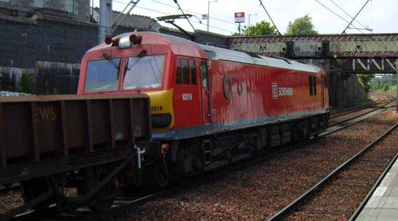92016 on 6S51 at Carstairs, 11th July 2013.: 92016 awaits the signal to clear having been held to allow the local Edinburgh to Glasgow service away from the station. Photo of 92016 on 6S51 at Carstairs, 11th July 2013.