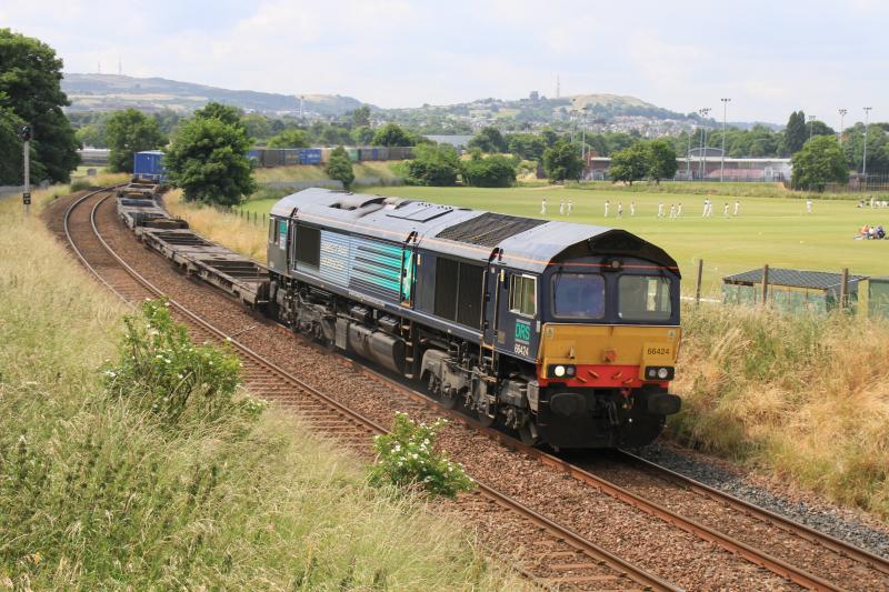 4M16 Diversion: 66424 on 4M16 10.36 Grangemouth to Daventry passing a cricket match at Peffermill playing fields on 13/07/2013 Photo of 4M16 Diversion