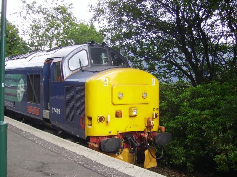 37409 at Arrochar and Tarbet: 37409 with the lovely Caroline at Arrochar and Tarbet Photo of 37409 at Arrochar and Tarbet