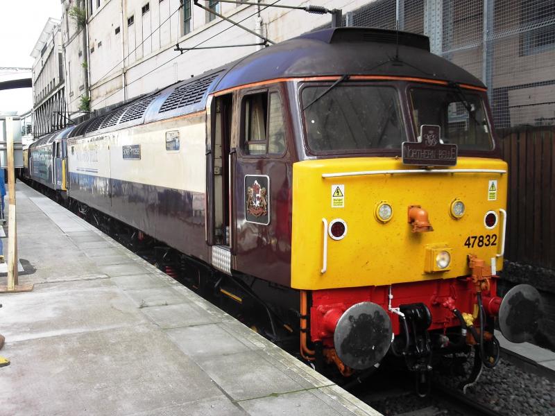 47832 on 1Z68 at Waverley: 47832 on 1Z68 London Kings Cross to Leuchars on 3rd August 2013. Stopping in platform 8 at Waverley to drop off some of the passengers. Photo of 47832 on 1Z68 at Waverley