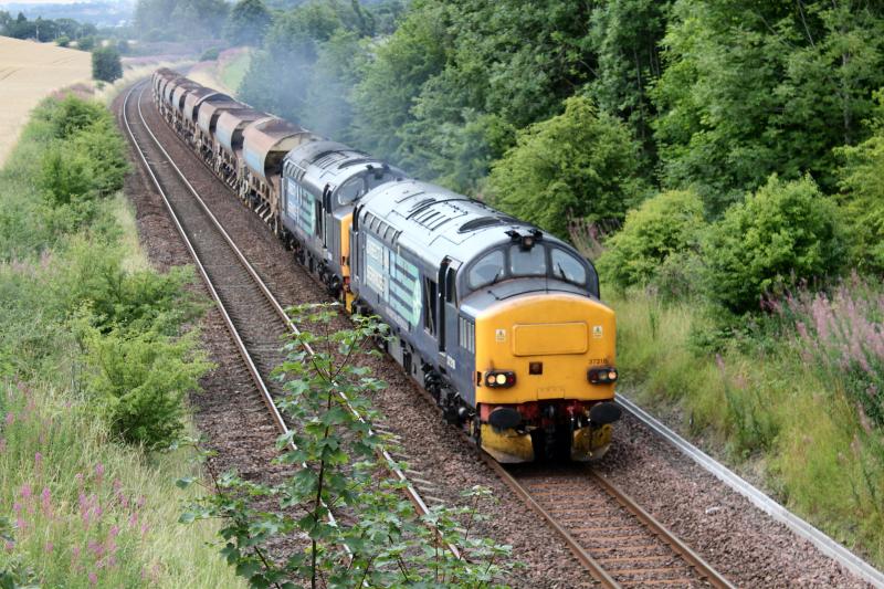 37218 & 423 pass Luncarty with 6Z51 for Strathcarron: Fine sunny morning in Luncarty and in the company of GENSTAR (Roy_The_Mouth) while waiting. Photo of 37218 & 423 pass Luncarty with 6Z51 for Strathcarron
