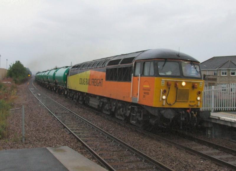 Photo of 56105 passes a dreary Camelon with 6N47 for Grangemouth.