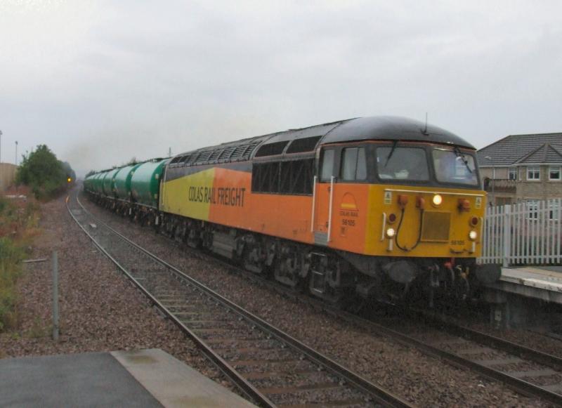 56105 passes a dreary Camelon with 6N47 for Grangemouth.: 56105 passes a dreary Camelon with 6N47 for Grangemouth. Photo of 56105 passes a dreary Camelon with 6N47 for Grangemouth.